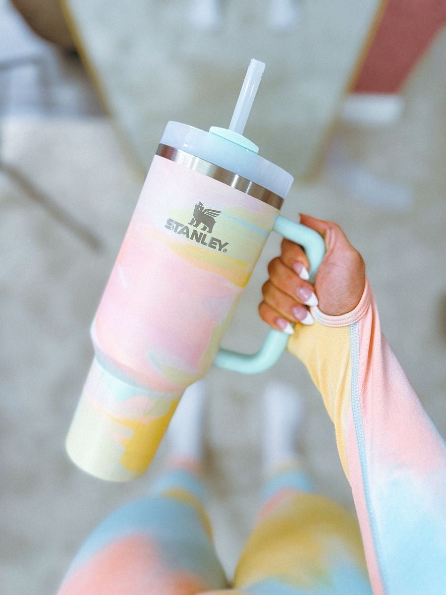 Stanley Warm Serene
Brushstroke Quencher
H2.0 Flowstate Tumbler